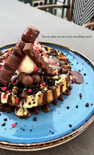 a dessert on a blue plate with chocolate and marshmallows at Siel Residences in Perea