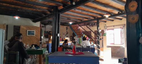 un gruppo di persone sedute ai tavoli di un ristorante di La Comarca Hostel de Montaña a Potrerillos