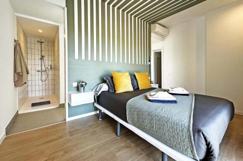 a bedroom with a bed with yellow pillows and a shower at Salobre Las Yucas 5 in Salobre