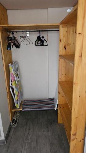 Cette chambre dispose d'un placard avec des murs en bois. dans l'établissement Studio equipé vu sur mer proche centre ville, à Cagnes-sur-Mer