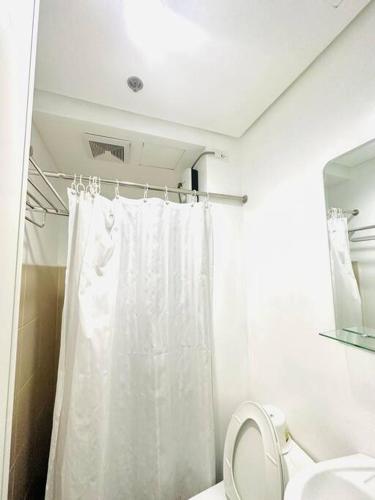 セブシティにあるAvida Towers Riala - 214のバスルーム(白いシャワーカーテン、トイレ付)