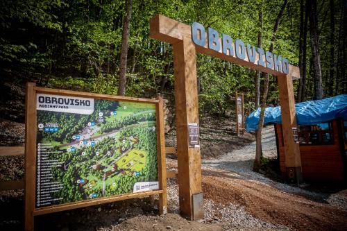a sign at the entrance to a park at Apartmány Planina Predná Hora in Predná Hora