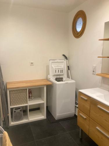 Il comprend une cuisine équipée d'une cuisinière et d'un comptoir avec évier. dans l'établissement T3 Briançon avec pan d'escalade, à Briançon