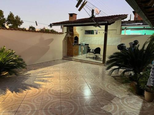 cortile di una casa con pavimento piastrellato di Casa em Anchieta completa próximo a castelhanos e Iriri a Anchieta