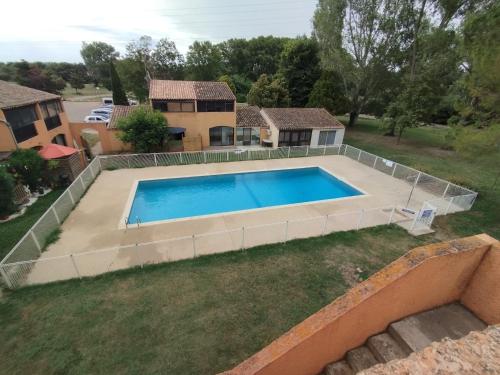 - une vue sur la piscine dans la cour dans l'établissement Joli appartement cosy, à Arles