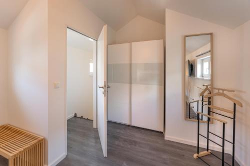 a hallway with a door and a mirror at SweetHome - Maisonette Apartment, Parkplatz, WiFi, nähe Zentrum in Fürstenfeldbruck