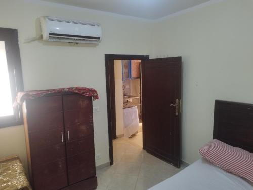 沙姆沙伊赫Meray House- Criss Resort -Naama bay的一个房间，里面有卧室、梳妆台和暖气。