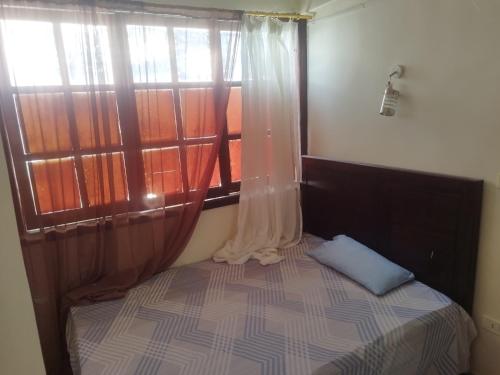 沙姆沙伊赫Meray House- Criss Resort -Naama bay的一间带床和窗户的小卧室