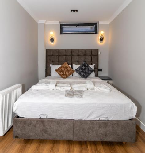 une chambre avec un grand lit avec des draps blancs dans l'établissement Wond House, à Istanbul