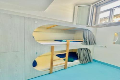 Katil dua tingkat atau katil-katil dua tingkat dalam bilik di Fantasy Hostel Porto