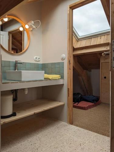 une salle de bain avec un lavabo et un miroir dans l'établissement Villa de 95m Jardin et Terrasse, à Anglet