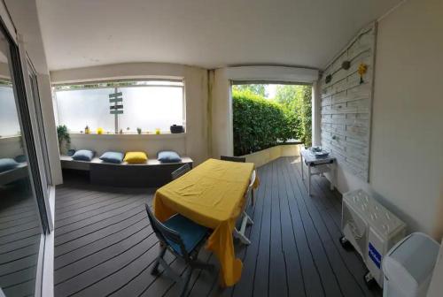 - un salon avec une table jaune et un canapé dans l'établissement STUDIO TERRASSE OCEAn, à La Rochelle