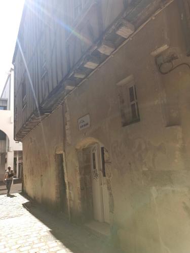 une personne debout à côté d'un bâtiment avec un arc-en-ciel dans l'établissement Demain l'Océan Hyper-centre La Rochelle - Ménage, Draps et serviettes optionnels non compris dans le prix affiché, à La Rochelle