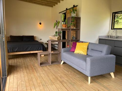 Ruang duduk di Cabaña de madera, lugar para descansar y reconectarse
