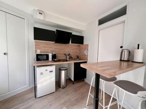 - une petite cuisine avec un comptoir et une table dans l'établissement Appartement 2 prsn Au cœur du Centre-Ville, à Besançon