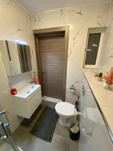 Un baño con inodoro, lavabo y ducha. en R3 Cozy Msida for 2 with Twin Beds, en Msida