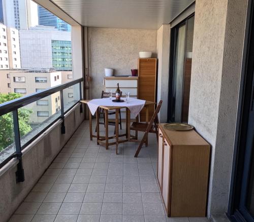 un balcon avec une table et des chaises sur un balcon dans l'établissement Superbe appartement Paris Courbevoie La Défense, à Courbevoie