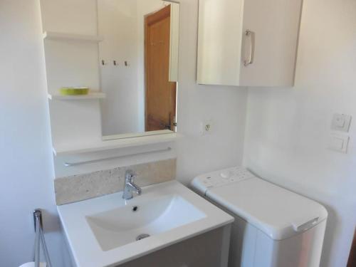 a white bathroom with a sink and a toilet at Maison face au Luberon avec piscine privée - 3 Chambres in Cabrières-dʼAvignon