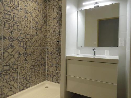 a bathroom with a sink and a mirror at Maison face au Luberon avec piscine privée - 3 Chambres in Cabrières-dʼAvignon