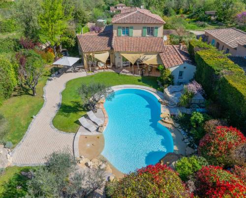 une vue aérienne d'une maison avec piscine dans l'établissement Maison de Charme au Pays de Cézanne, à Aix-en-Provence