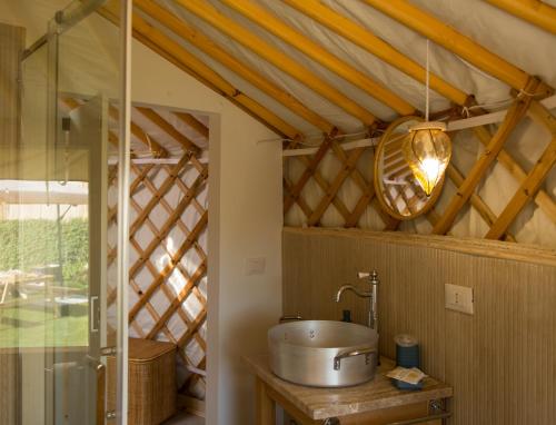 Koupelna v ubytování Yurta Glamping San Leone & Casa Vacanza Baia Blu