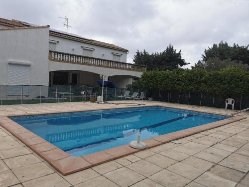 une piscine devant une maison dans l'établissement Masbonoeil, à Saint-Jean-de-Védas