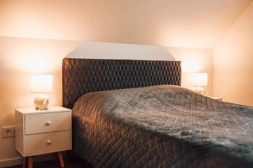 เตียงในห้องที่ Namas su PRIVAČIU BASEINU, SAUNA IR KUBILU!