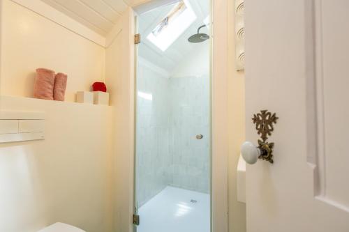 ein Badezimmer mit Dusche mit Glastür in der Unterkunft Charming Beach House - by Smarthomes in São Martinho do Porto