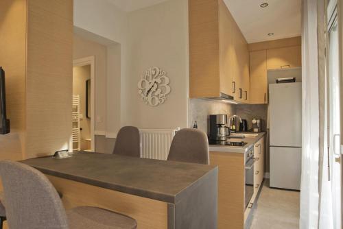 Urban Allure 2BR, 2BA Acropolis View Apt Jacuzzi
