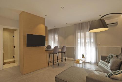 Urban Allure 2BR, 2BA Acropolis View Apt Jacuzzi