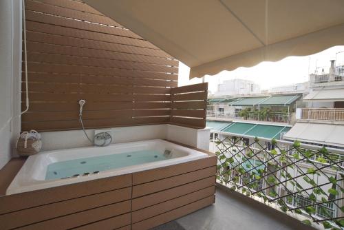 Urban Allure 2BR, 2BA Acropolis View Apt Jacuzzi