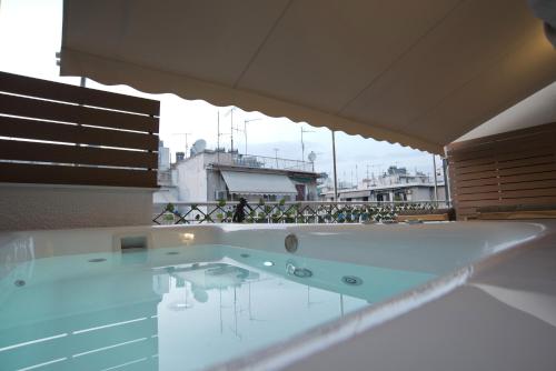 Urban Allure 2BR, 2BA Acropolis View Apt Jacuzzi