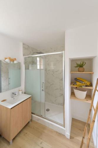 une salle de bain avec douche et lavabo dans l'établissement L'Ecrin Marin - Plage Etretat, à Étretat