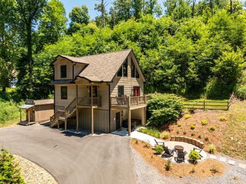 Lil Cabin in the Cove! MTN views, theater, hot tub, games, king beds, Prime Location! photo 11