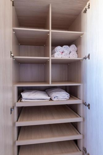 a walk in closet with towels on the shelves at PALMAS EXPERIENCE - APARTAMENTO SUBLIME, vista incrível, em frente ao shopping in Palmas