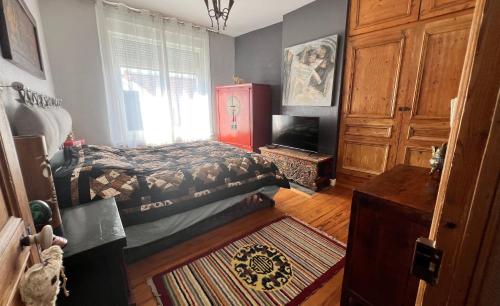 une chambre avec un lit et une armoire rouge dans l'établissement Grand Appartement Atypique, proche Centre-Ville, Remparts, Nausicaa, à Boulogne-sur-Mer