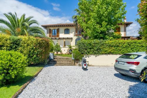 a car parked in front of a house at Villa Lorenzo in Querceta