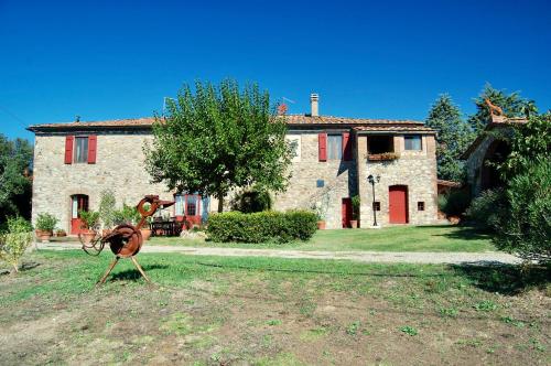 a statue of a turkey in front of a house at Agriturismo San Ansanino- Piscina con spiaggia-Aria condizionata in Pari