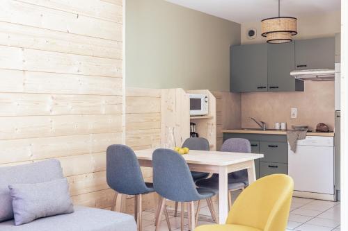 Kuchyň nebo kuchyňský kout v ubytování Le Clos du 5 - Appart Hotel Bagneres