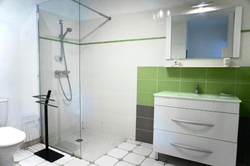 une salle de bain avec une douche, un lavabo et des toilettes dans l'établissement Les Citronniers, à Saint-Montan