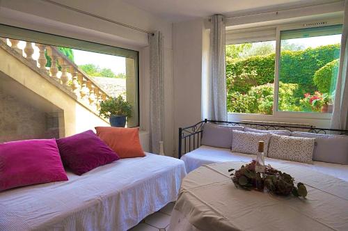 - un salon avec deux lits et une fenêtre dans l'établissement Les Citronniers, à Saint-Montan