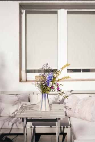 a vase of flowers on a table in a living room at Prostorný byt u centra Zlína s atmosférou venkova in Zlín