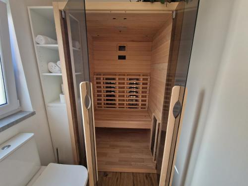 un piccolo bagno con wc e cabina armadio di Holiday home Melisa a Mozirje