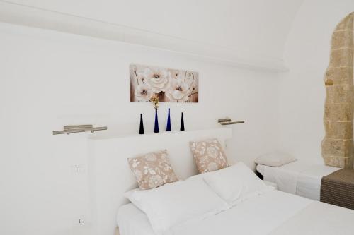 a white living room with a white couch at Miro B&B in Lecce
