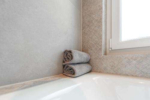 a bathroom with towels on the edge of a tub at Praktische Wohnung im Kanton Zürich! in Winterthur