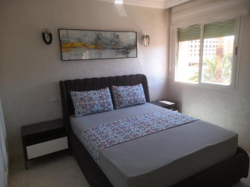 a bedroom with a bed in a room at App piscine hyvernage gueliz marrakech centre in Marrakech