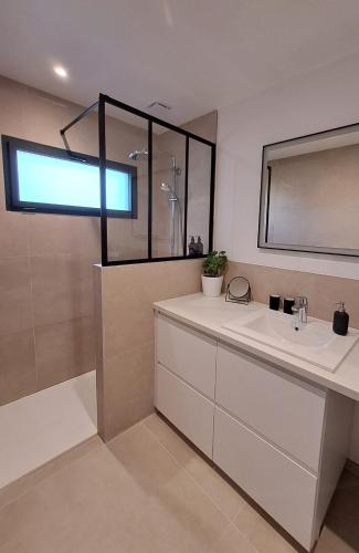 a bathroom with a sink and a mirror at Gîte cosy et tout équipé "Une cabane en Luberon" 44 m2 avec jardin in Pertuis