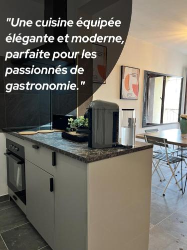 une cuisine avec un comptoir avec un micro-ondes dans l'établissement Magnifique Apartement Marseille Joliette, à Marseille
