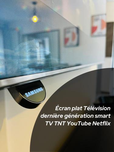 un ordinateur installé au-dessus d'un bureau dans l'établissement Magnifique Apartement Marseille Joliette, à Marseille