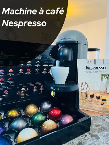 une boîte remplie de boules de bowling colorées à côté d'une cafetière dans l'établissement Magnifique Apartement Marseille Joliette, à Marseille